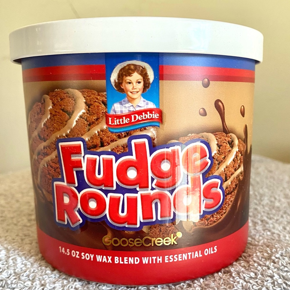 Goose Creek Fudge Rounds Little Debbie ™ 3-Wick Candle with lid NEW - Picture 4 of 6